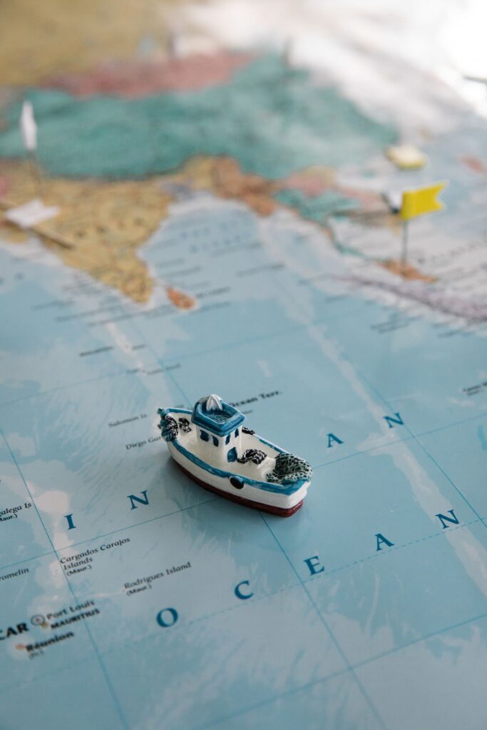Un bateau miniature posé sur une carte