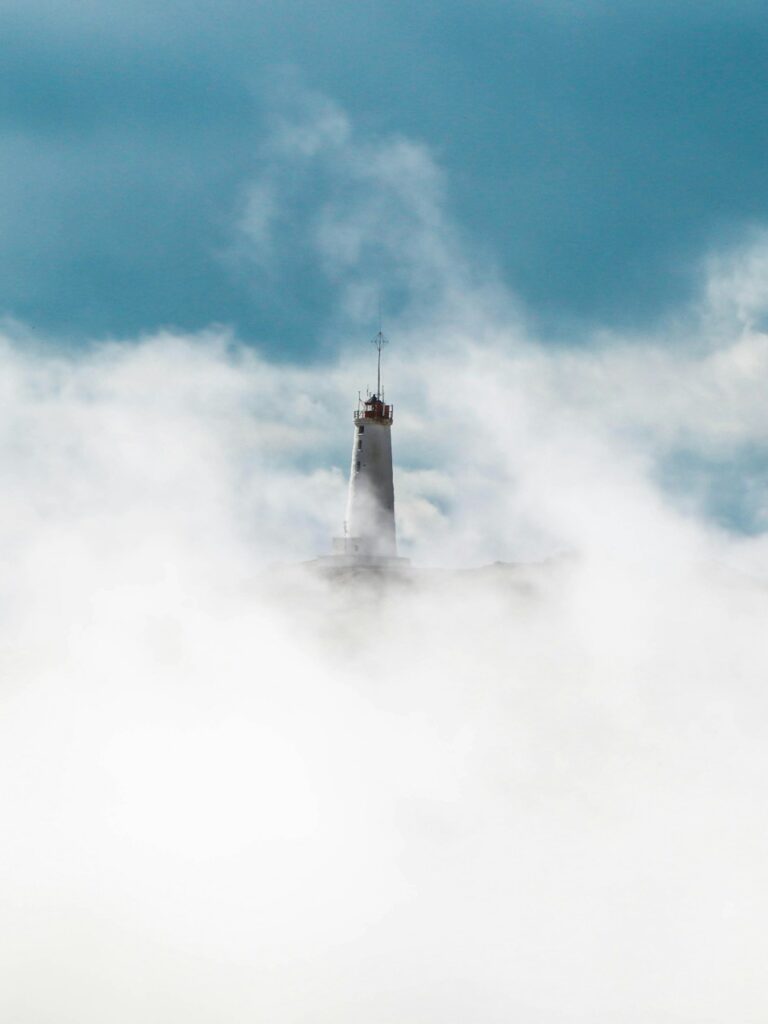 Phare à travers les brumes